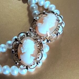 Elegant Cameo Earrings‎
